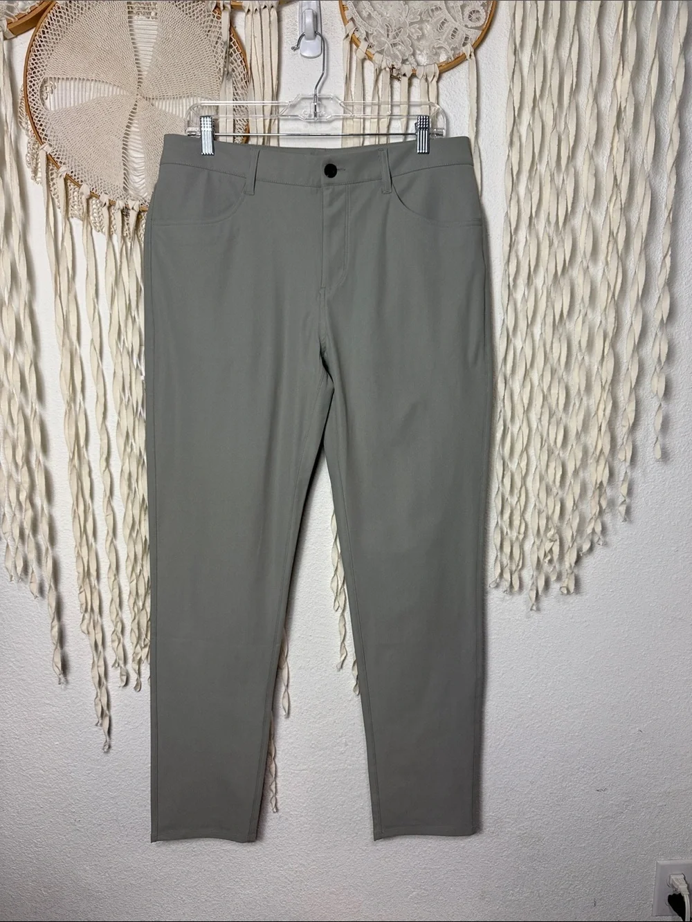 Men’s Vuori NWOT Meta Pant in Light Grey size 33